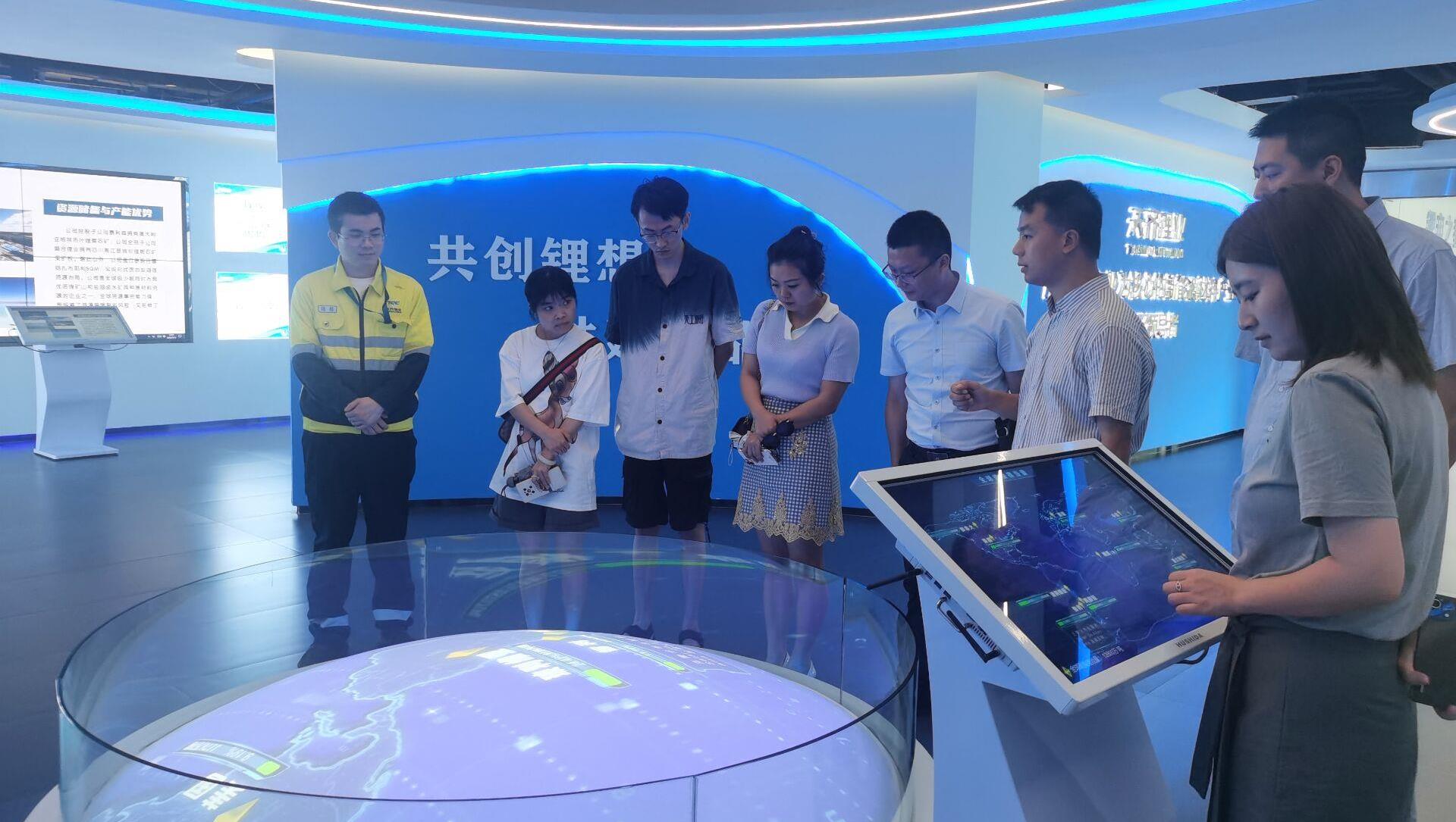 遂宁市青年结合会-科技教育卫生界别秘书长彭晨一行参与锂资源与锂资料四川省沉点尝试室公家盛开活动