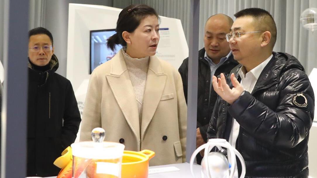 雅江县委副书记、县当局县长钟色一行到访tyc86太阳集团锂业座谈互换