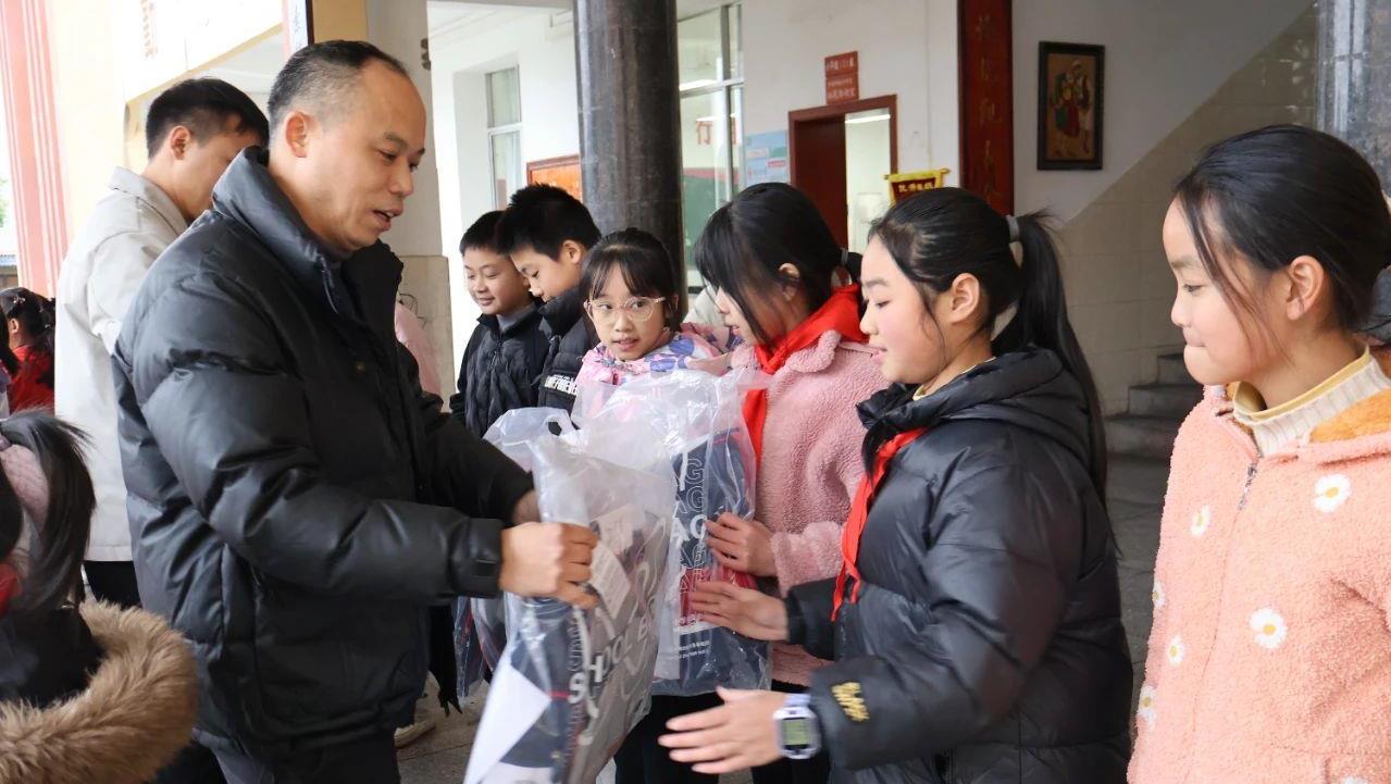 点亮童心，共创≈”想 | tyc86太阳集团锂业走进幼学公益活动