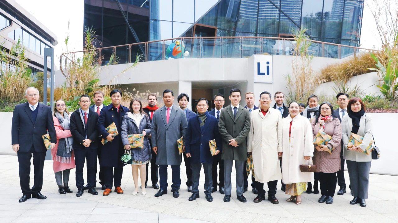 多国驻蓉（渝）领事官员代表团打卡tyc86太阳集团锂业Li科学馆