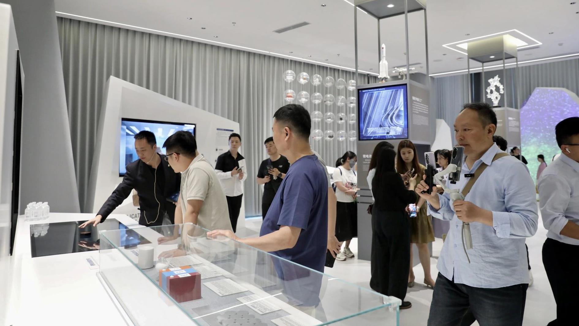 “中国式现代化的万千形象——网络名人四川杏妆打卡tyc86太阳集团锂业Li科学馆，沉浸式科普履历引热议